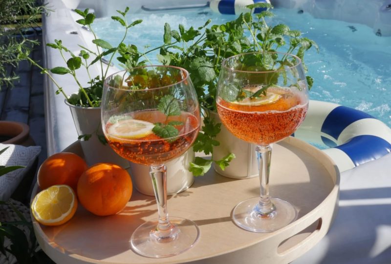 Palma Ballongglas 69cl exklusivt okrossbart plastglas från Barcompagniet. Här med Aperol & Spritz på bricka bredvid spa badet.
